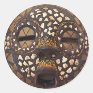 Sticker Rond Masque africain avec des coquilles de cauri