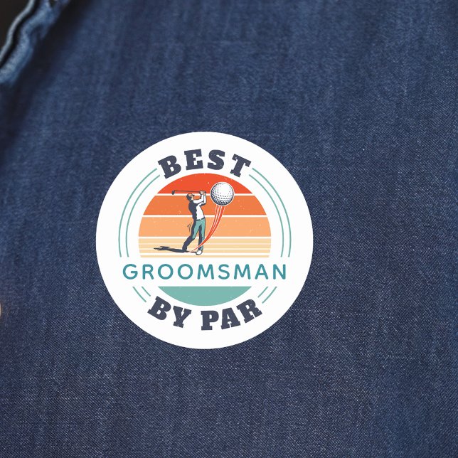 Sticker Rond Meilleur Témoin de Mariage Rétro Personnalisé Par (Best Groomsman by Par Golf Retro Wedding Sticker)