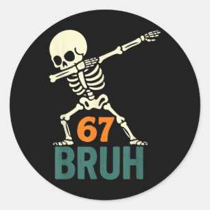 Sticker Rond Mème de Halloween Bruh numéros six sept squelette