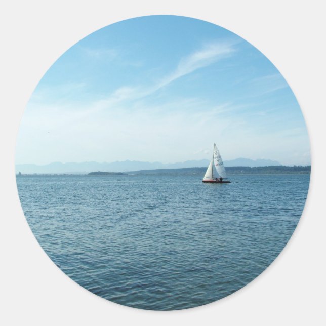 Sticker Rond mer et voilier sous ciel bleu (Devant)