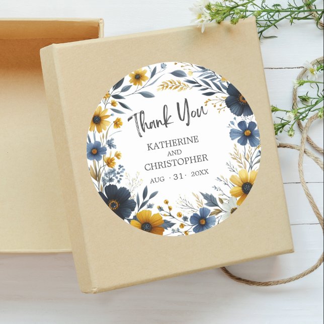 Sticker Rond Merci Bleu Jaune Fleurs sauvages Élégant mariage (Blue Gold Wildflowers Wedding Thank You Sticker for you favor boxes and bags.)