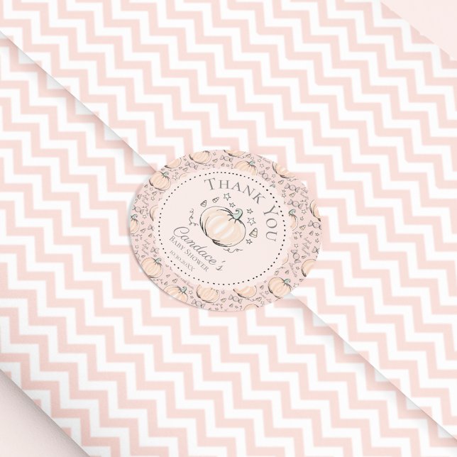 Sticker Rond Merci de Baby shower d'automne rose Petit Citrouil (Cute Hand Drawn Little Pumpkin, Stars & Candy Halloween Baby Shower Thank You Sticker in Pastel Pink)