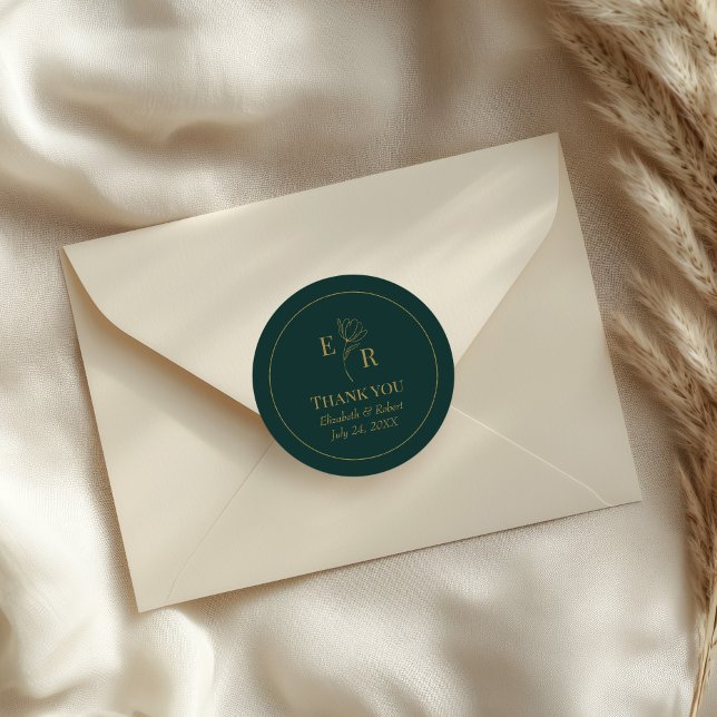 Sticker Rond Merci Mariage émérite vert moderne (Modern Emerald Green Monogram Wedding Thank You Classic Round Sticker on an elegant wedding envelope)