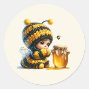 Sticker Rond Mignonne fille en costume d'abeille avec miel