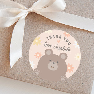 Sticker Rond Mignonne on peut attendre jeune fille Baby shower 