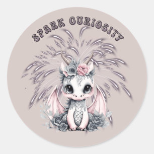 Sticker Rond Mignonne Whimsical "Spark Curiosity" Petit Dragon