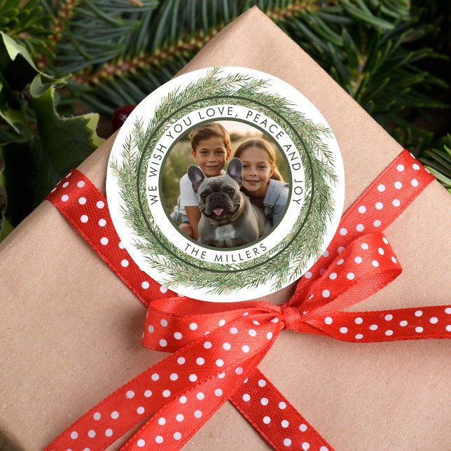Sticker Rond Miniature de Noël photo moderne simple (Minimalist Christmas Wreath Photo Modern Simple Classic Round Sticker)