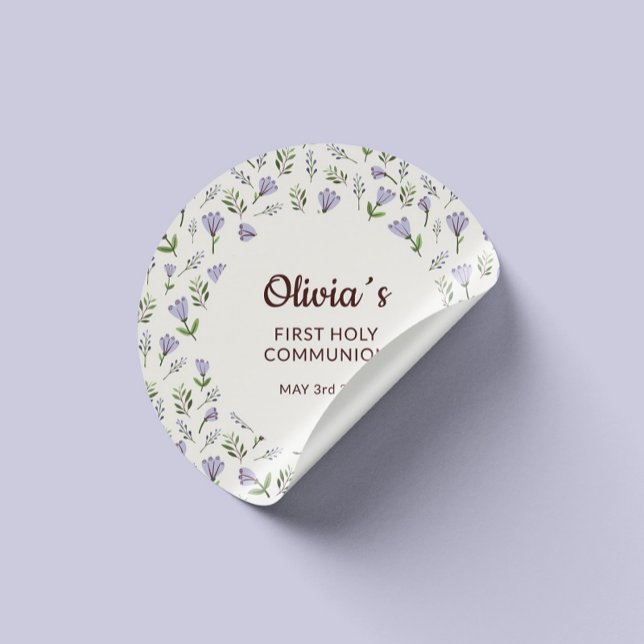 Sticker Rond Modèle floral pourpre Première communion (First communion sticker in action – ideal for party bags, boxes, and gifts)