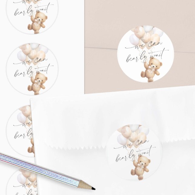 Sticker Rond Moderne Bearly wait baby shower neutre pour le gen (Gender Neutral We Can Bearly Wait, baby Shower Envelope Seals.)