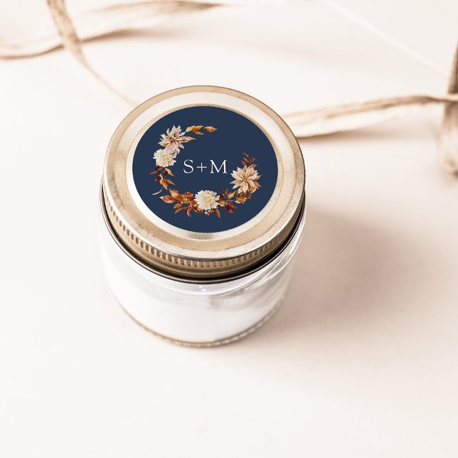 Sticker Rond Monogramme d'automne de la marine Fleurs (Navy Blue Fall Monogram Floral Wreath Classic Round Sticker by Painted Paperie
)