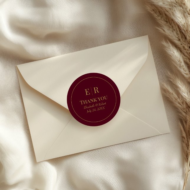 Sticker Rond Monogramme Mariage de Bourgogne moderne Merci (Modern Burgundy Monogram Wedding Thank You Classic Round Sticker on a wedding envelope)