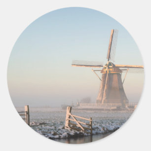 Sticker Rond Moulin à vent dans la neige à l'autocollant rond