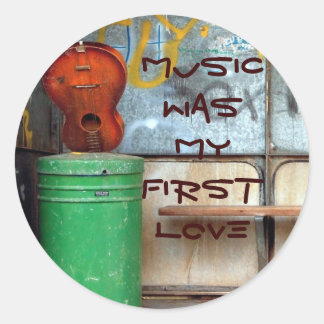 STICKER ROND MUSIC QUOI MA PREMIÈRE LOVE