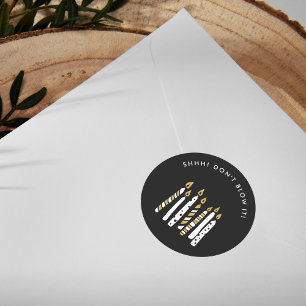 Sticker Rond Ne souffle pas la Parties scintillant d'or Surpris