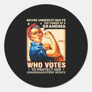 Sticker Rond Ne Sous-Estimez Jamais Le Pouvoir D'Une Grand-Mère
