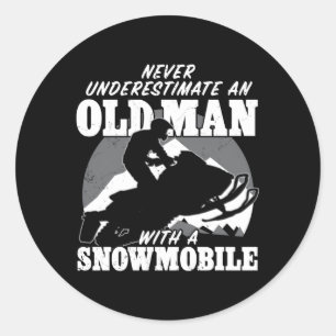 Sticker Rond Ne Sous-Estimez Jamais Un Ancien Avec Motoneige