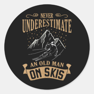 Sticker Rond Ne Sous-Estimez Jamais Un Vieil Homme Sur Ski Skie