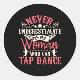 Sticker Rond Ne Sous-Estimez Jamais Une Vieille Femme - Appuyez