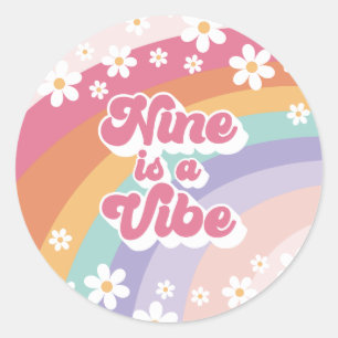 Sticker Rond Neuf est Vibe Retro Rainbow 9e anniversaire