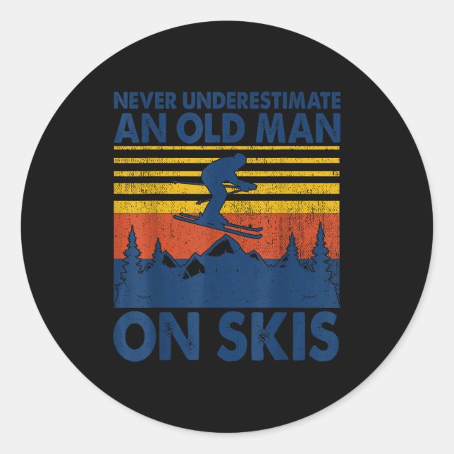 Sticker Rond Never Underestimate An Old Man On Skis Funny Winte (Devant)