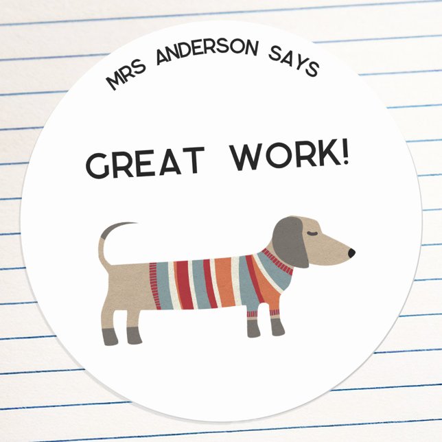 Sticker Rond Nom de l'enseignant Encouragement Chien (Fun teacher name encouragement school classroom Great Work sticker with Dachshund wiener sausage dog)