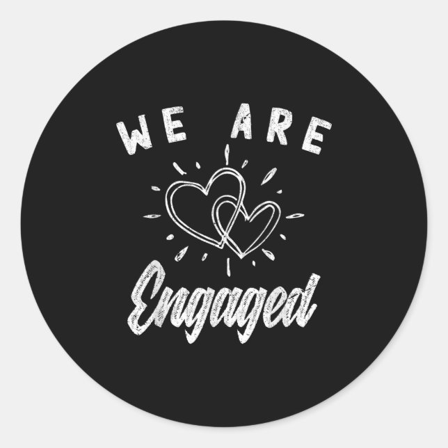 Sticker Rond Nous Sommes Engagés Couple Fiançailles Faire-part  (Devant)