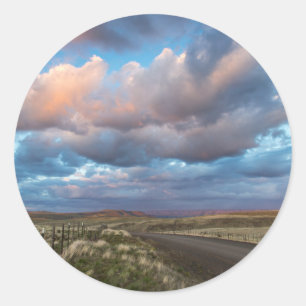 Sticker Rond Nuages de coucher de soleil sur la route de la pra