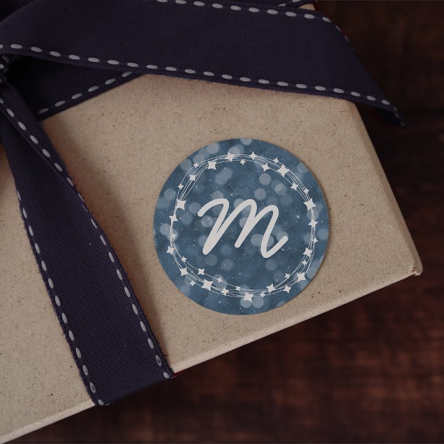 Sticker Rond Nuit hivernale neige Bokeh Holiday Monogramme (Créateur téléchargé)