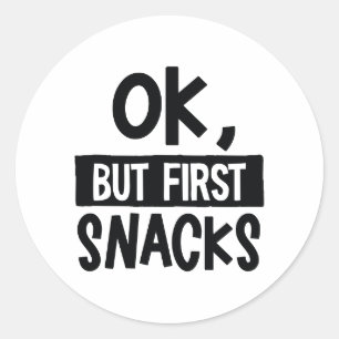 Sticker Rond OK, Mais Les Premiers Snacks Drôle Citation Alimen