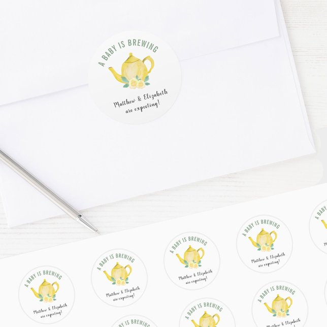 Sticker Rond On s'attend à ce qu'un bébé brasse une théière jau (Créateur téléchargé)