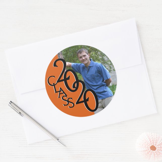 Sticker Rond Orange Varsity 2020 Graduation Class avec photo (Enveloppe)