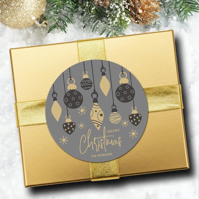 Sticker Rond Ornements de Noël chic sur gris (Chic black and gold Christmas tree ornaments on grey round 3" sticker (1-1/2" available, too))