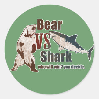 Sticker Rond Ours contre requin. Qui gagnera ? vous décidez.