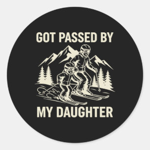 Sticker Rond Papa skieur drôle se fait pédaler par ma fille 