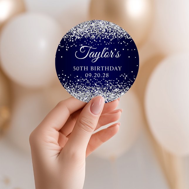Sticker Rond Parties scintillant d'argent bleu marine 50e anniv (Silver Glitter Navy Blue 50th Birthday Classic Round Sticker)