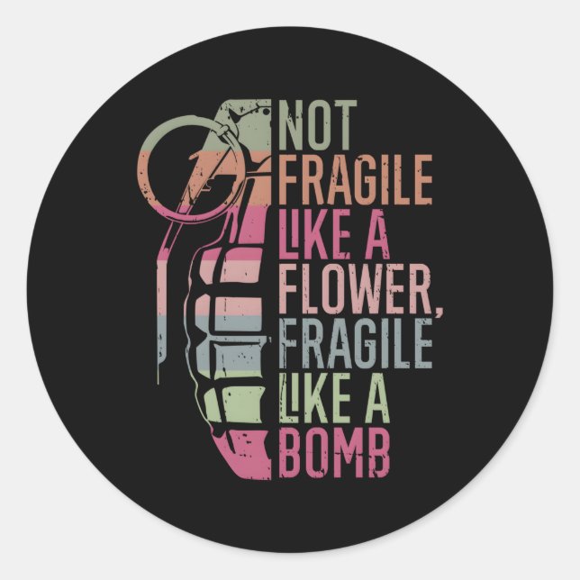 Sticker Rond Pas Fragile Comme Une Fleur Fragile Comme Une Bomb (Devant)