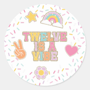 Sticker Rond Patch Preppy Twelve est une ambiance 12e anniversa