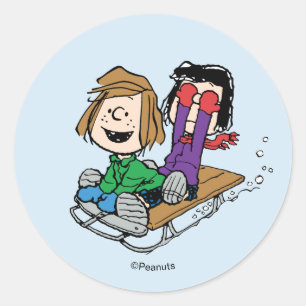 Sticker Rond Peanuts Peppermint Patty & Marcie en traîneau