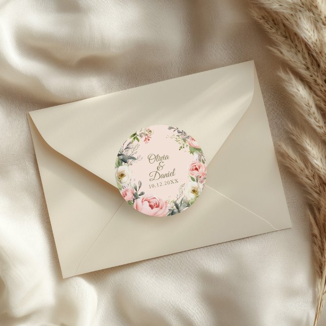 Sticker Rond Pêche pâle et Mariage floral rose pâle (Pale Peach and Blush Pink Floral Wedding Classic Round Sticker on a wedding envelope.)
