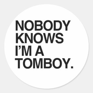 Sticker Rond PERSONNE NE SAIT QUE JE SUIS UN GARÇON MANQUÉ -.pn