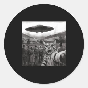 Sticker Rond Personnes regardant un chat extraterrestre en self