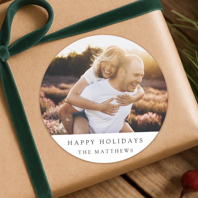 Sticker Rond Photo de couple de Noël minimal simple élégant (A Christmas photo sticker label - perfect for gift wrapping or holiday card envelope seals)
