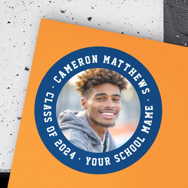 Sticker Rond Photo de remise de diplôme d'étudiant moderne bleu (Student graduation photo modern dark blue classic round sticker)