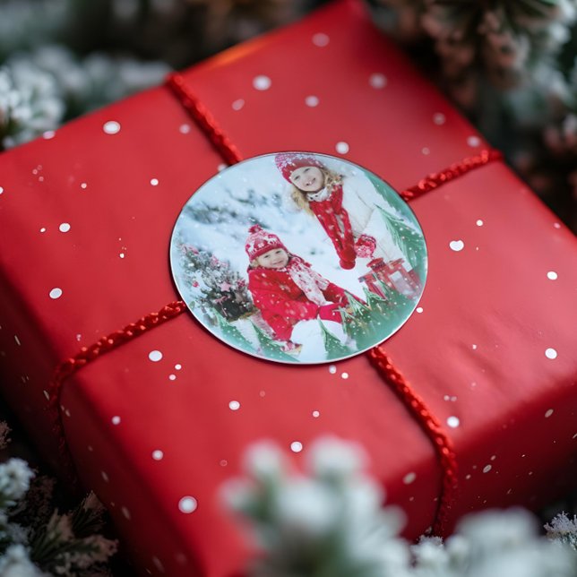 Sticker Rond Photo magique de fête de Noël de globe de neige ( Festive Magical Winter Snow Globe Christmas Photo Classic Round Sticker)