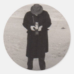 Sticker Rond Photographe des années 1940 sur la plage
