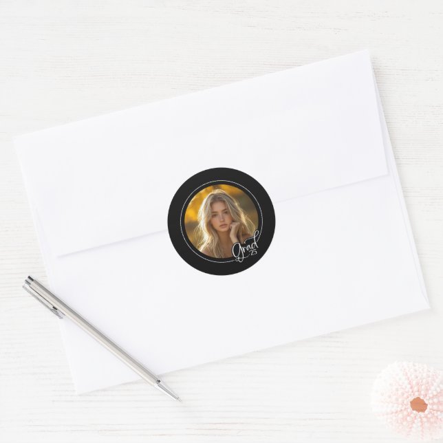 Sticker Rond Photographie noir blanc moderne Script Graduation  (Enveloppe)
