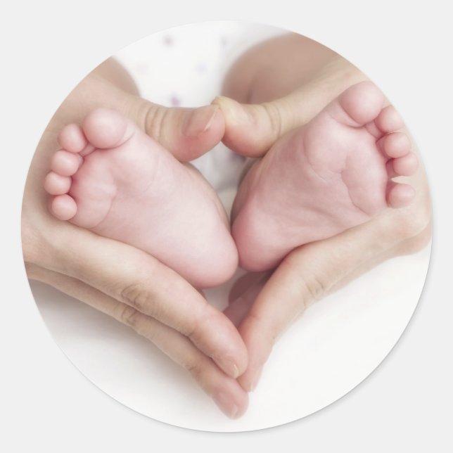 Sticker Rond Pieds bébé dans les mains de la mère (Devant)