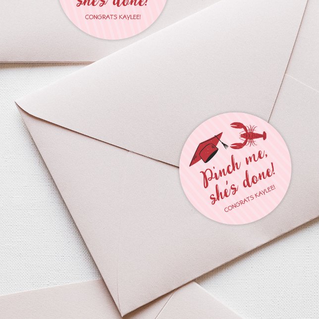 Sticker Rond Pinch Me She's Done Crawfish & Casquette Graduatio (Pinch Me She's Done Crawfish & Cap Graduation Classic Round Sticker)