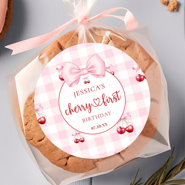 Sticker Rond Pink Coquette Bow Cherry First Birthday Party (Créateur téléchargé)