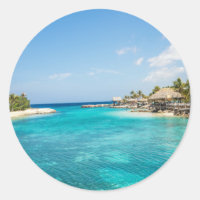 Plage tropicale pittoresque avec huttes de chaume